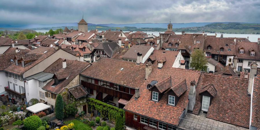 Blick von der Ringmauer auf die historische Altstadt von Murten.