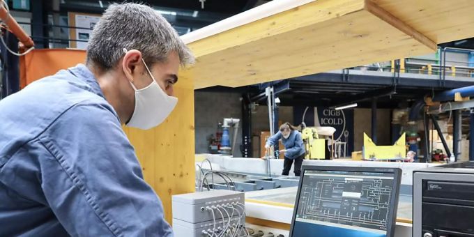 Ein Mitarbeiter der EPFL-Abteilung Plattform für hydraulische Bauwerke (PL-LCH) prüft in der Computersimulation , wie der geplante Massongex-Bex-Rhône-Damm optimal zu dimensionieren ist: Ziel ist ein Maximum an Energiegewinnung bei einem Minimum an Umwelt-Beeinträchtigung. (Pressebild) Ein Mitarbeiter der EPFL-Abteilung Plattform für hydraulische Bauwerke (PL-LCH) prüft in der Computersimulation , wie der geplante Massongex-Bex-Rhône-Damm optimal zu dimensionieren ist: Ziel ist ein Maximum an Energiegewinnung bei einem Minimum an Umwelt-Beeinträchtigung. (Pressebild)