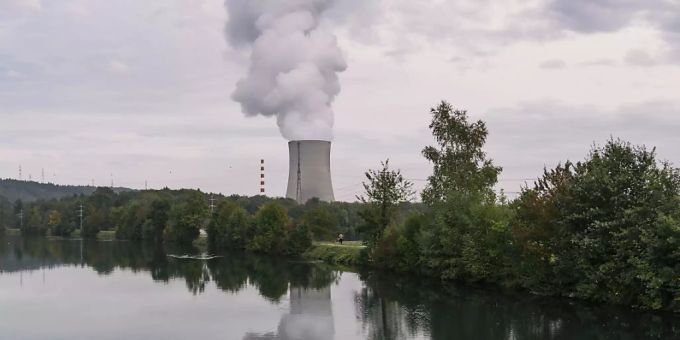 Bei einem Extremhochwasser der Aare wären auch verschiedene Kernkraftwerke betroffen. Eine neue Studie rechnet vor, auf was sich Behörden und Betreiber vorbereiten sollten. (Archivbild) kernkraftwerk