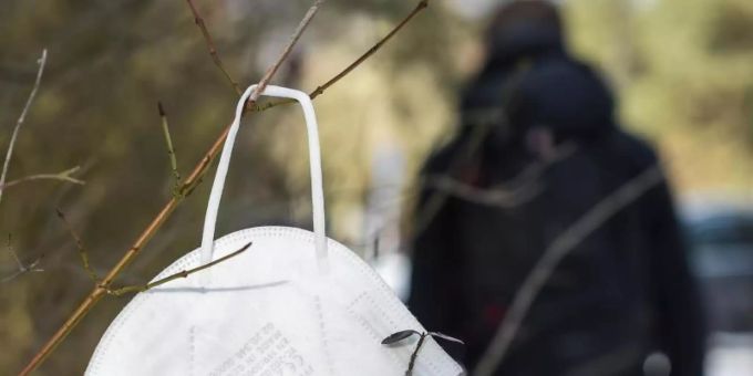 Experten sind sich einig: In Innenräumen ist die Gefahr einer Corona-Infektion wesentlich höher als an der frischen Luft. Foto: Kira Hofmann/dpa-Zentralbild/dpa Experten sind sich einig: In Innenräumen ist die Gefahr einer Corona-Infektion wesentlich höher als an der frischen Luft. Foto: Kira Hofmann/dpa-Zentralbild/dpa