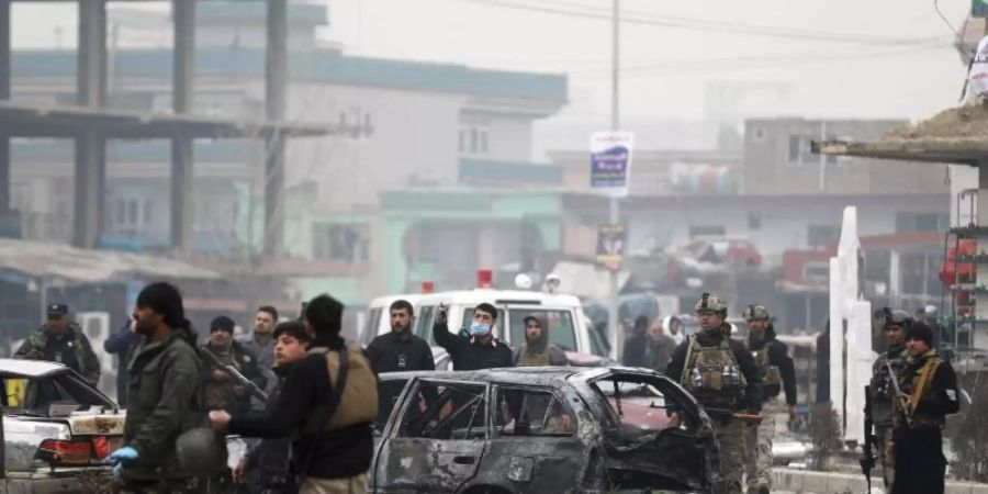 Sicherheitspersonal inspiziert im Dezember 2020 den Ort eines Bombenanschlags in der afghanischen Hauptstadt Kabul. Foto: Rahmat Gul/AP/dpa