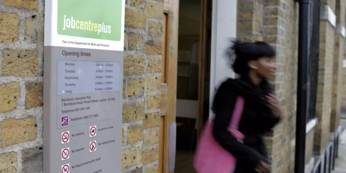 Eine Frau verlässt ein Jobzentrum in London. Grossbritannien