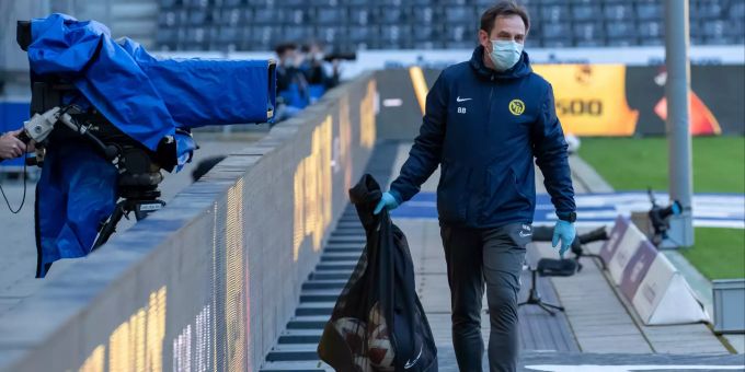 Während der YB-Spiele dreht Materialwart Bruno Bielesch seine Runden und sammelt Bälle ein. Ballboys sind keine erlaubt. YB Materialwart Bielesch