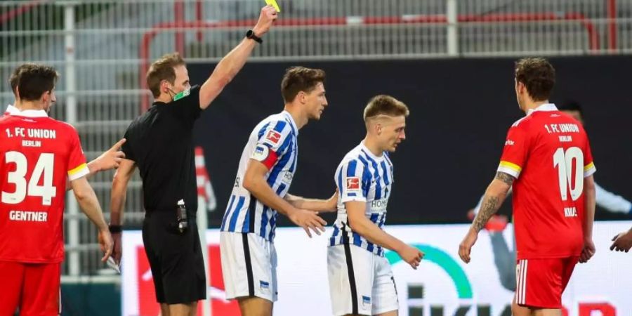 Muss keine Strafe durch den DFB fürchten: Herthas Santiago Ascacibar (2.v.r). Foto: Andreas Gora/dpa POOL/dpa