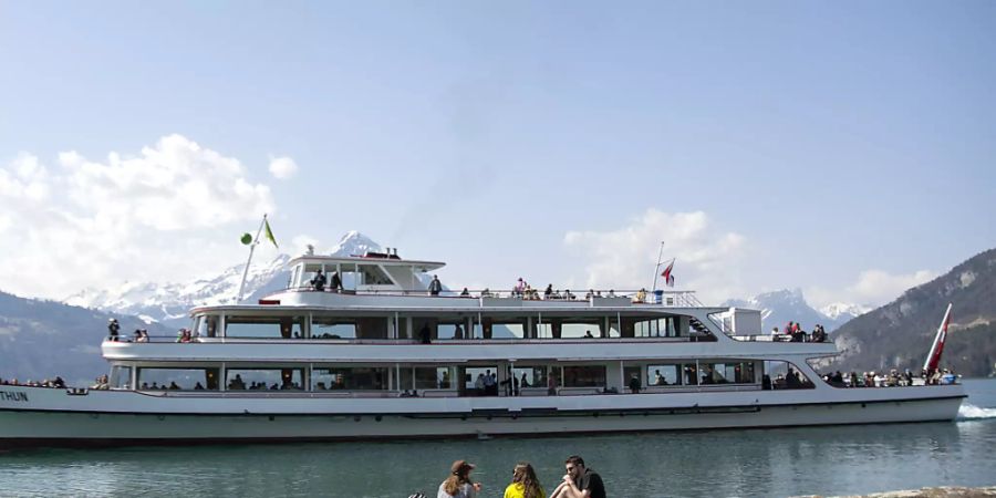 Die BLS fuhr 2020 in die roten Zahlen: Ihr Kursschiff «Stadt Thun» bei der Eröffnung der Saison am Karfreitag in Neuhaus bei Interlaken.
