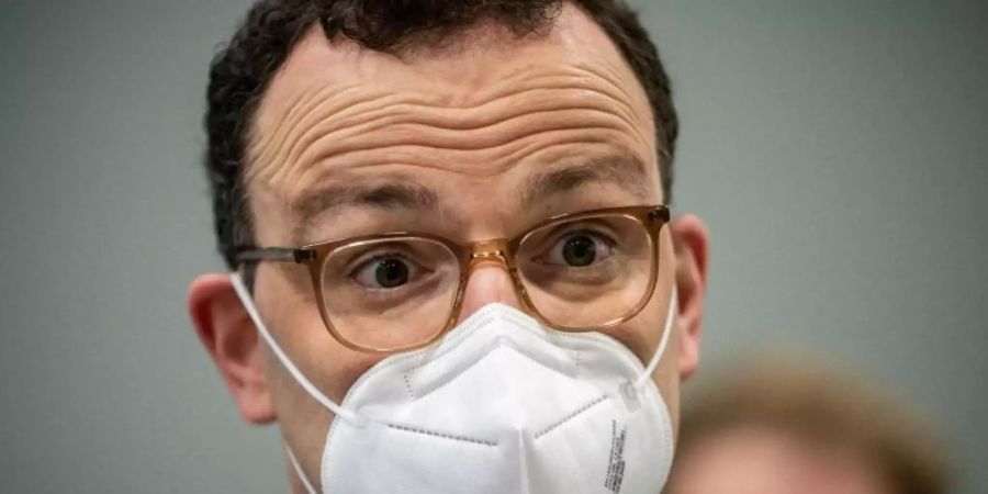 Gesundheitsminister Jens Spahn will die neuen wissenschaftlichen Erkenntnisse zum Risiko durch Geimpfte zeitnah mit seinen Länderkollegen besprechen. Foto: Michael Kappeler/dpa-Pool/dpa