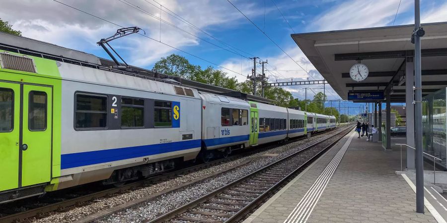 Bahnhof Toffen mit BLS Zug.
