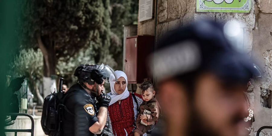Israelische Polizisten stehen Wache nach Zusammenstössen auf dem Tempelberg (Al-Haram al-Scharif) in der Altstadt von Jerusalem. Foto: Ilia Yefimovich/dpa