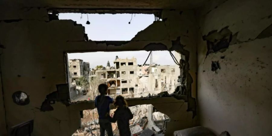 Kinder in ausgebombter Wohnung in Gaza