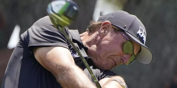 US-Star Phil Mickelson geht als Führender in die Finalrunde der 103. PGA Championship. Foto: Chris Carlson/AP/dpa US-Star Phil Mickelson geht als Führender in die Finalrunde der 103. PGA Championship. Foto: Chris Carlson/AP/dpa