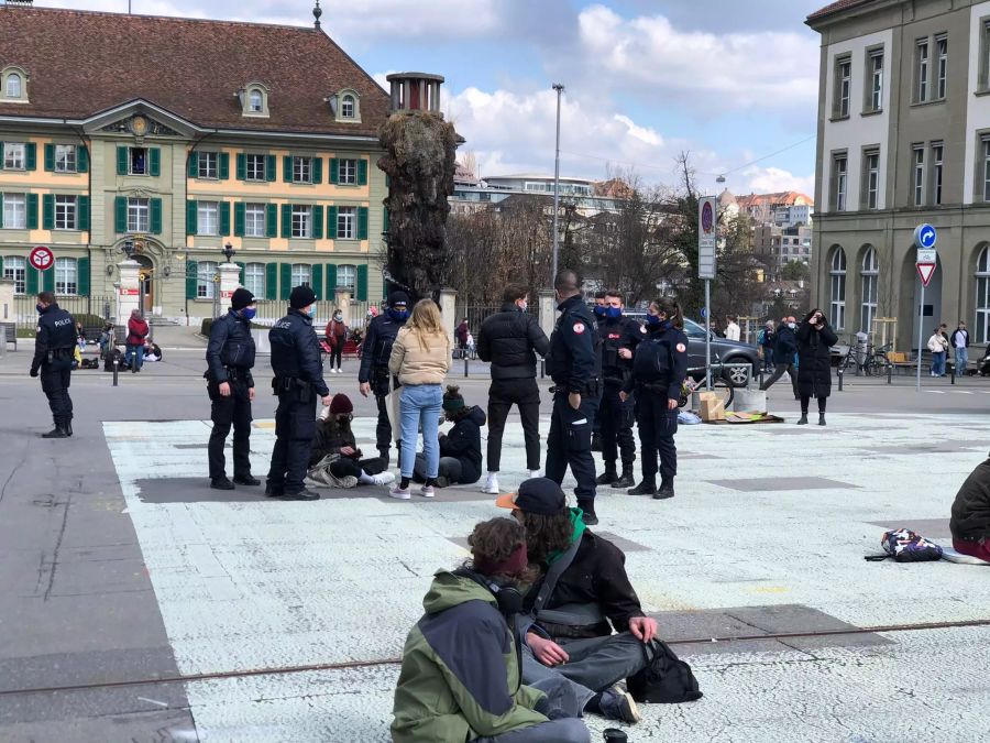 Die Polizei mahnt einzelne Teilnehmer.