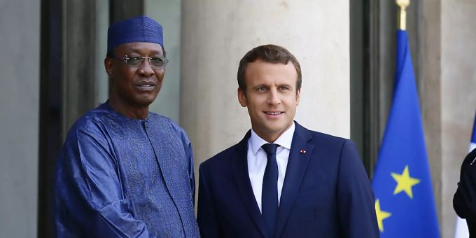 ARCHIV - Idriss Déby Itno und Emmanuel Macron. Foto: Francois Mori/AP/dpa ARCHIV - Idriss Déby Itno und Emmanuel Macron. Foto: Francois Mori/AP/dpa