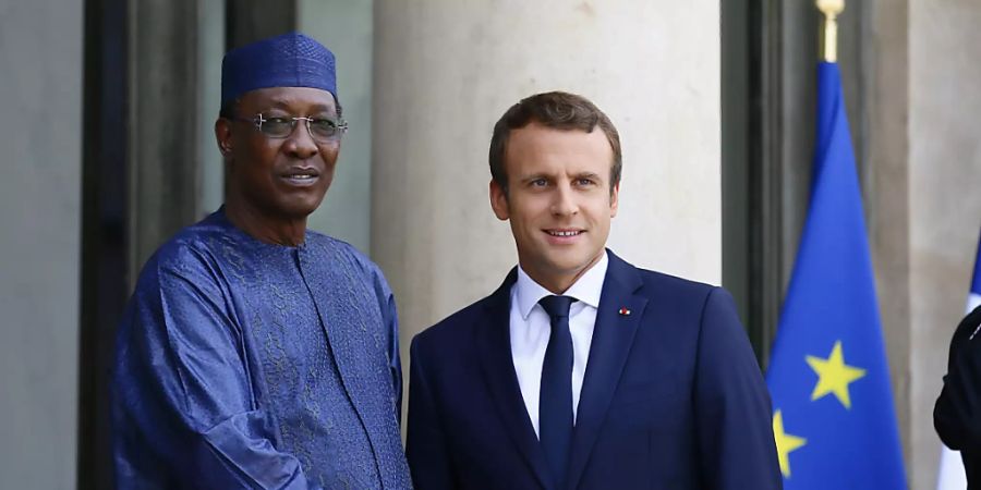 ARCHIV - Idriss Déby Itno und Emmanuel Macron. Foto: Francois Mori/AP/dpa