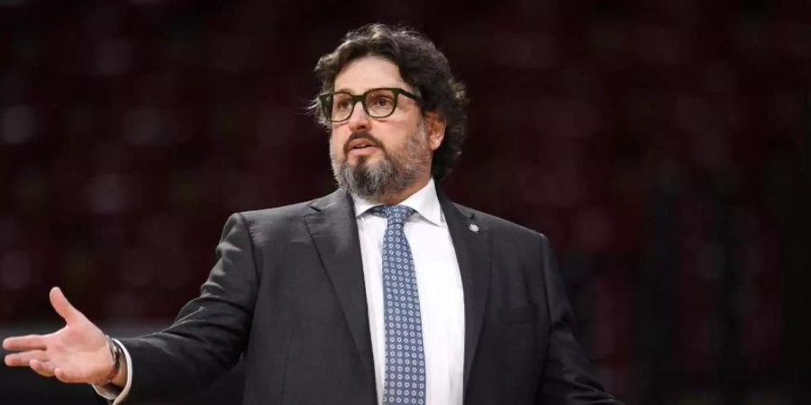 Verlor mit Bayern Basketballern auch die zweite Partie gegen Mailand: Coach Andrea Trinchieri. Foto: Tobias Hase/dpa