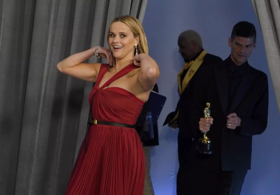 Reese Witherspoon betritt den Medien-Raum bei den Academy Awards in Los Angeles.