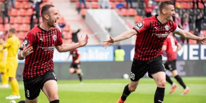 Stefan Kutschke (r) und Torschütze Fatih Kaya haben mit Ingolstadt nach dem Hinspiel-Heimsieg gegen Osnabrück das Tor zu 2. Liga weit aufgestossen. Foto: Matthias Balk/dpa Stefan Kutschke (r) und Torschütze Fatih Kaya haben mit Ingolstadt nach dem Hinspiel-Heimsieg gegen Osnabrück das Tor zu 2. Liga weit aufgestossen. Foto: Matthias Balk/dpa