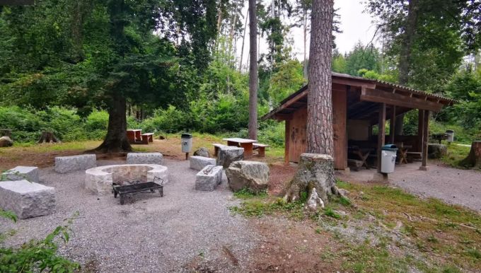 Die Feuerstelle-Ostermundigenberg in sauberem Zustand. Ob der Grillplatz aus Frust aufgrund des Coronavirus verwüstet wurde? feuerstelle ostermundigen