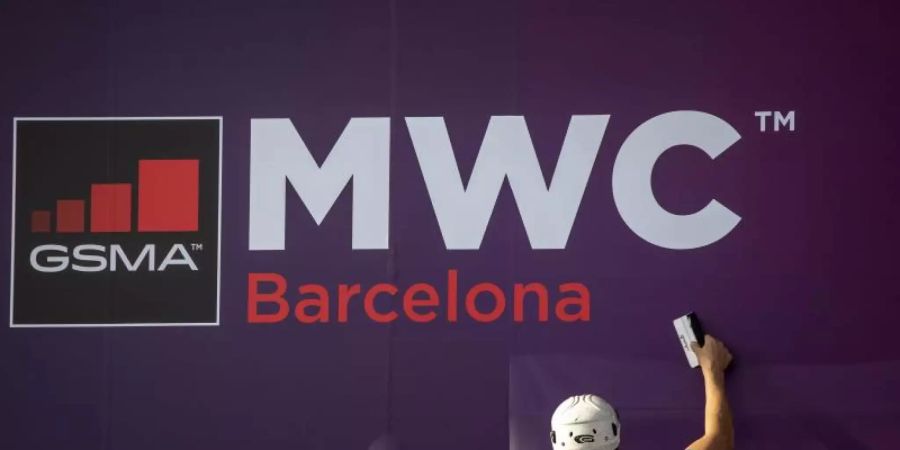 Der Mobile World Congress in Barcelona soll die erste internationale Grossveranstaltung seit Beginn der Pandemie werden. Zahlreiche Aussteller bleiben der Mobilfunk-Messe aber fern. Foto: Emilio Morenatti/AP/dpa