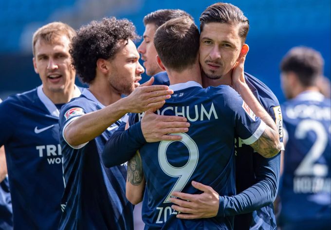 Bochum jubelt über den nächsten Sieg. Die Bochumer führen die 2. Bundesliga weiter souverän an. (Archivbild) VFL Bochum