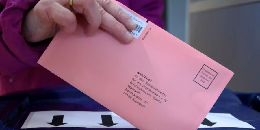 Wahlumschlag und Wahlurne