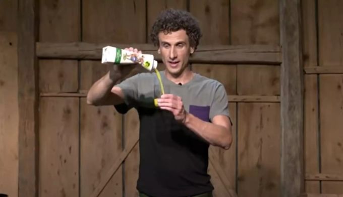 Lionel Dellberg trickst die Profis mit seinem Tetrapack-Trick aus. Lionel Dellberg