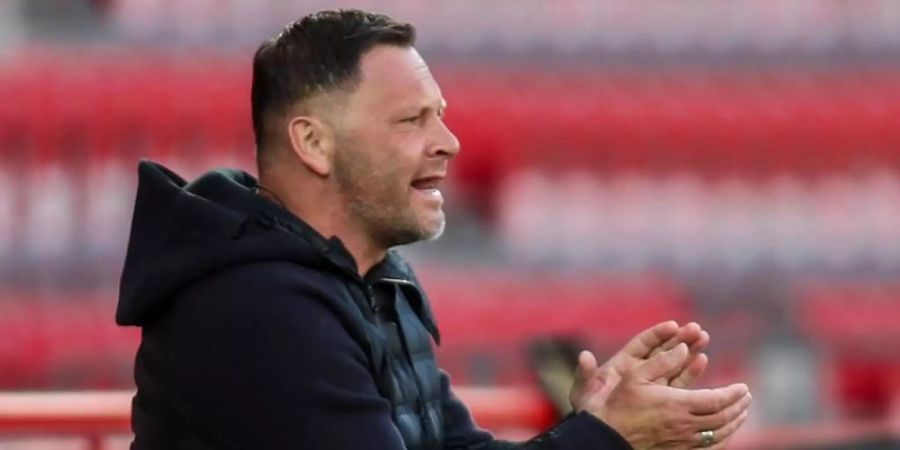 «Die zweite Halbzeit von uns kannst du vergessen», sagte Herthas Trainer Pal Dardai nach dem Berlin-Derby. Foto: Andreas Gora/dpa POOL/dpa