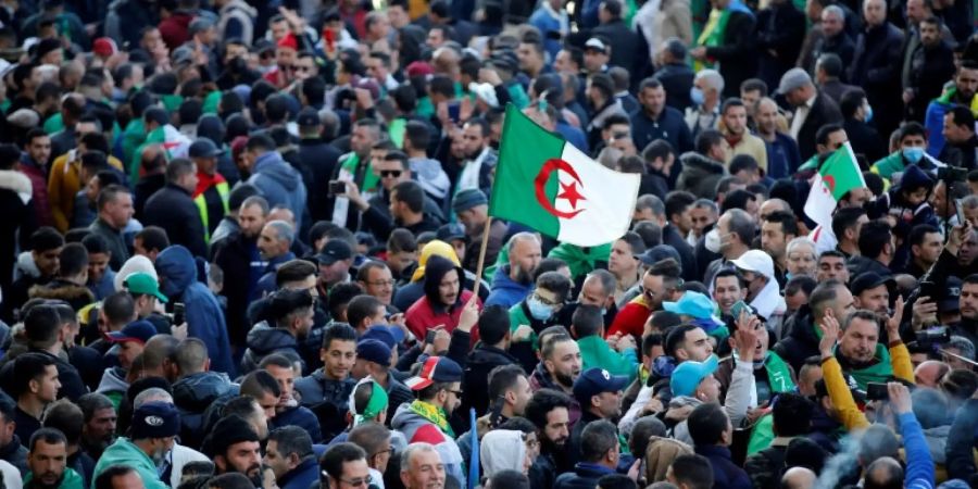 Demonstranten in Algerien am Dienstag