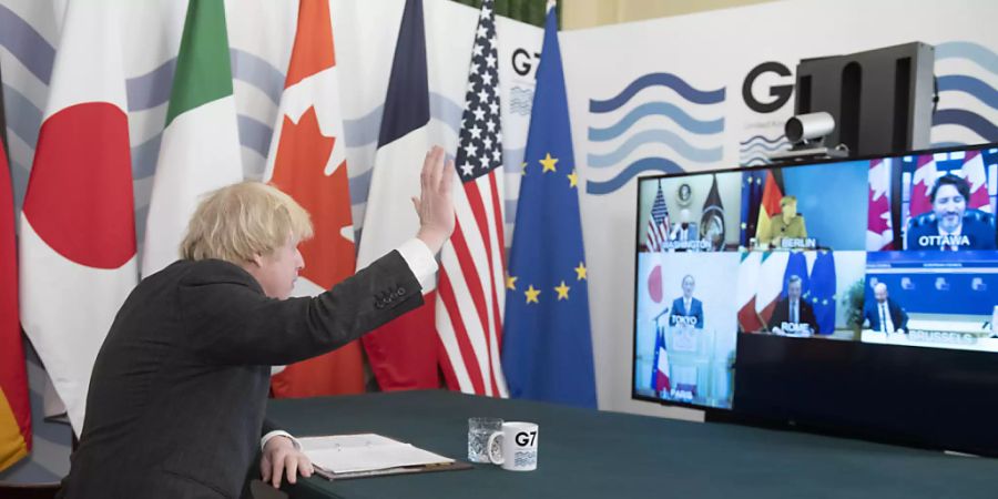 Boris Johnson, Premierminister von Grossbritannien, winkt im Kabinettszimmer in der Downing Street in die Kamera während des virtuellen G7-Gipfels. Foto: Geoff Pugh/Pool The Telegraph/AP/dpa