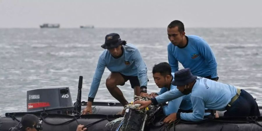 Taucher der indonesischen Marine beim Sucheinsatz