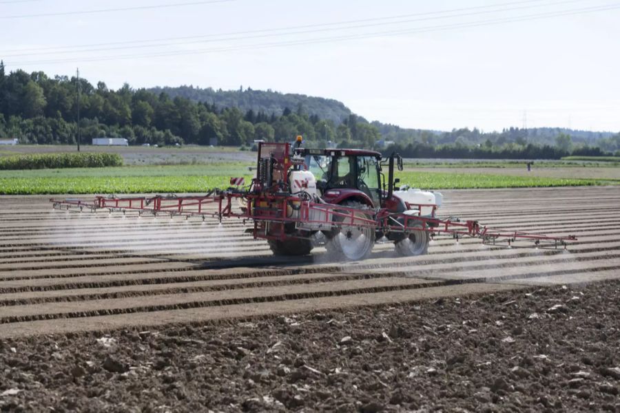 Traktor auf Feld.