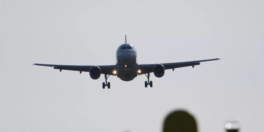 Ein Flugzeug vom Airbus A320 der Fluggesellschaft Sund Air beim Flug von Kos im Landeanflug auf den Flughafen Dresden International. Foto: Robert Michael/dpa-Zentralbild/dpa
