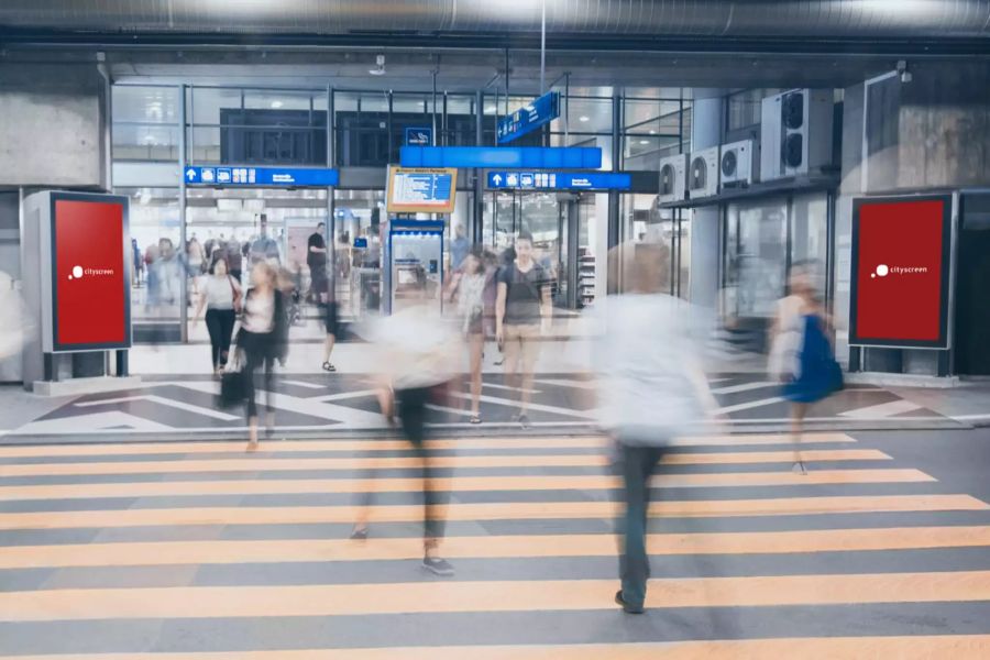 Bahnhofeingang mit Passanten