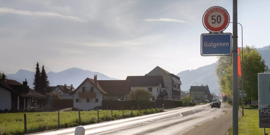 Einfahrtsstrasse Richtung der Gemeinde Galgenen.