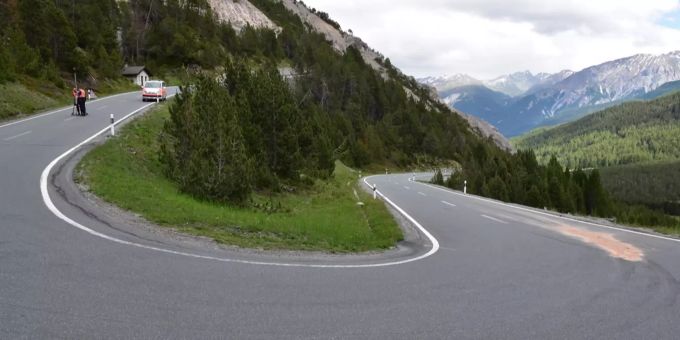 Auf dieser Ölspur rutsche der Töfffahrer in Tschierv GR aus. tschierv