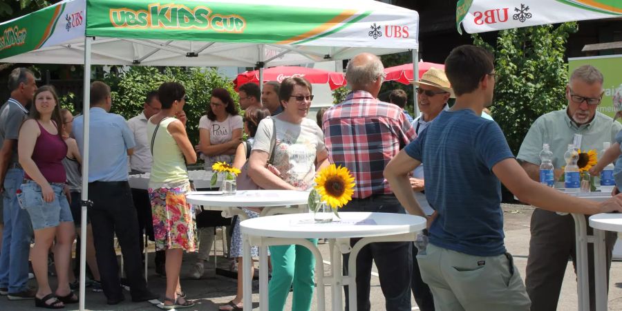 Grosses Interesse am Marktstand