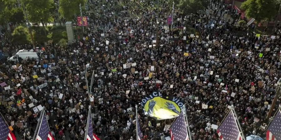 Proteste gegen Rassismus und Polizeigewalt auch in Los Angeles. Foto: Ringo H.W. Chiu/AP/dpa