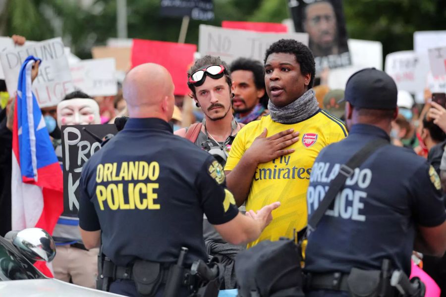 Aston Mack (Mitte rechts) spricht mit Sergeant Brian Wilkes (links) von der Polizei in Orlando.