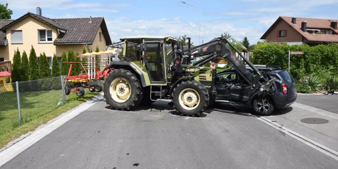 Traktor kollidiert mit Auto.