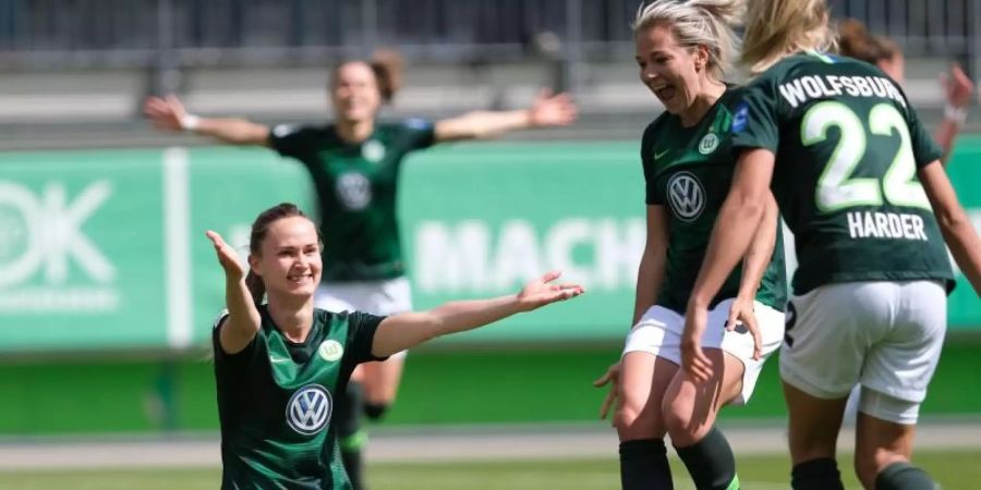 Die Frauen vom VfL Wolfsburg führen die Bundesliga souverän an. Foto: Peter Steffen/dpa
