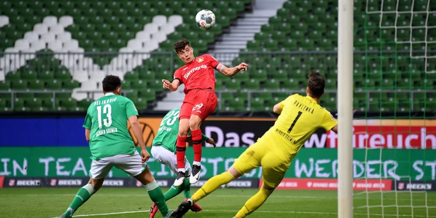 Kai Havertz (m.) trifft für Bayer Leverkusen gegen Bremen zweimal mit dem Kopf.