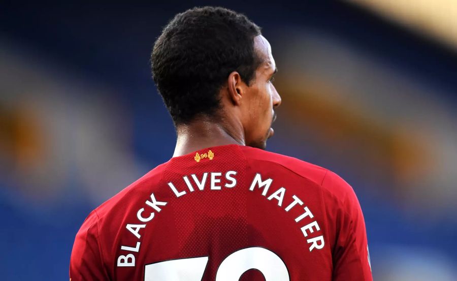 Die Spieler von Liverpool und Everton tragen Sondertrikots. Anstelle des Namens steht auf dem Rücken der Spieler «Black Lives Matter».