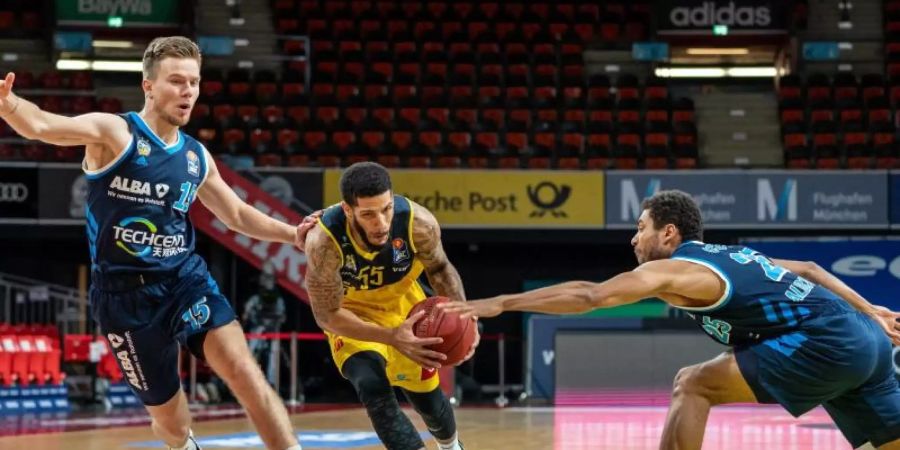 Martin Hermannsson (l) und Kenneth Ogbe (r) von Alba Berlin verteidigen gegen Oldenburgs Tyler Larson. Foto: Ulf Duda/fotoduda.de/BBL/Pool/dpa