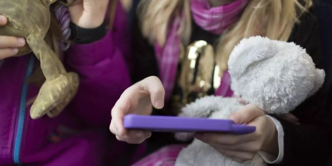 Durch das Coronavirus scheint wohl auch unter Jugendlichen und Kindern immer mehr zum Handy gegriffen zu werden. Coronavirus Kinder Smartphone