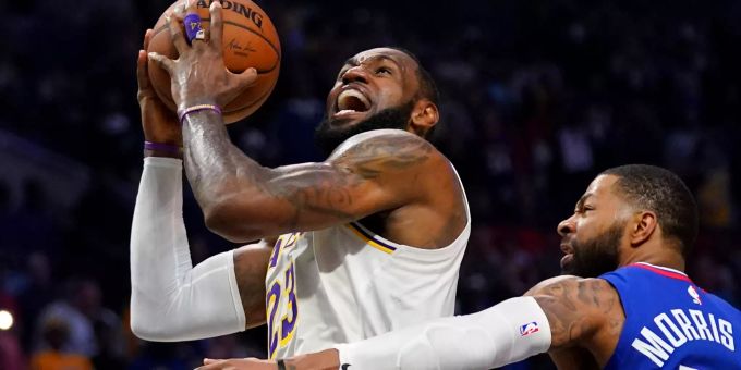 LeBron James (l), Angreifer der Los Angeles Lakers, in Aktion. LeBron James inzwischen offen für Geisterspiele in der NBA