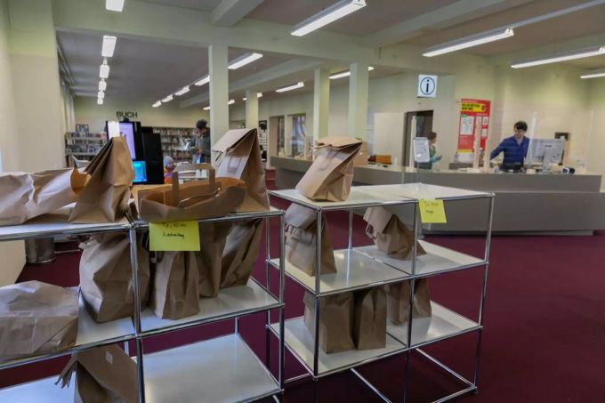 Zum Abholen in Tüten gepackt: Bücher in der Stadtbibliothek.