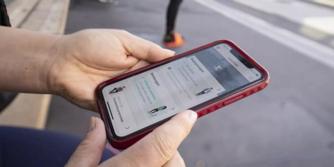 Eine Person nutzt die Covid-App. Covid App Swisscovid Tracing
