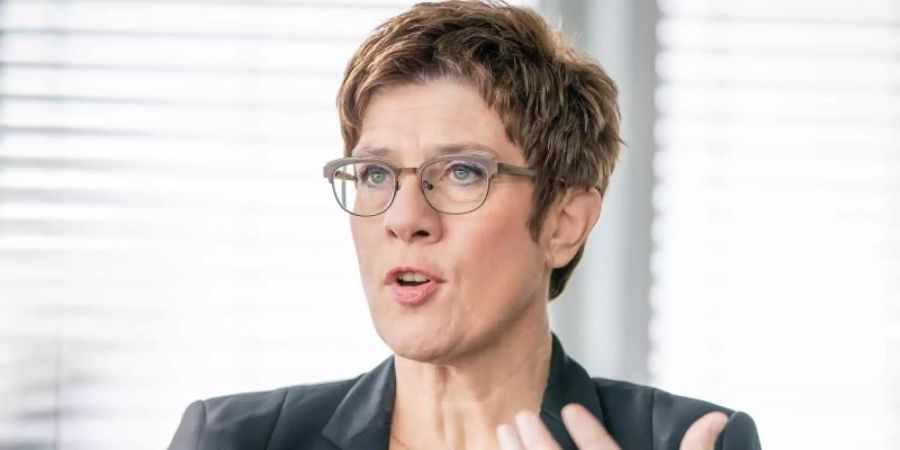 «Ich gehe davon aus, dass jemand, der sich als CDU-Vorsitzender aufstellen lässt, dass auch tut, um Kanzlerkandidat zu werden», sagt Kramp-Karrenbauer. Foto: Michael Kappeler/dpa