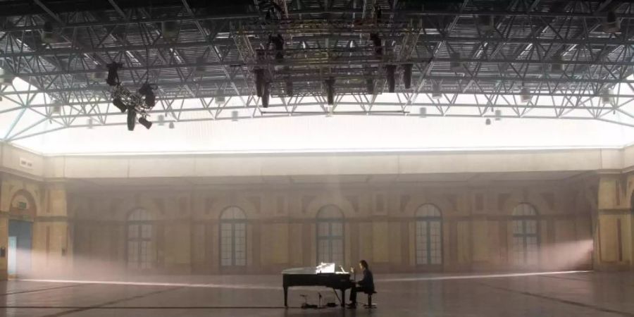 Solo am Piano: Nick Cave im Londoner Alexandra Palace. Foto: Joel Ryan/dpa