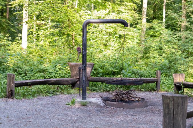 Schon bereit zum Anfeuern: der Grillplatz beim Waldhaus Uezwil.