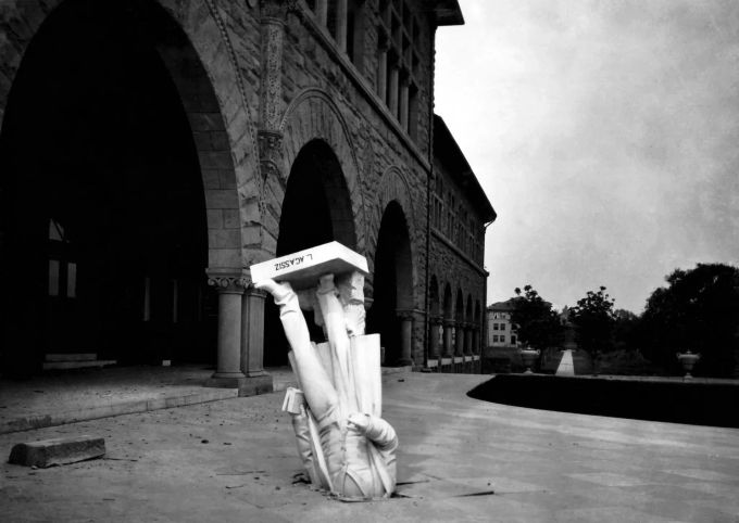 Die Statue von Louis Agassiz fiel schon einmal von ihrem Sockel. Beim Erdbeben von 1906 erwies er sich aber als echter Sturkopf: Zu Schaden kam ab dem Stutz nur der Boden, die Statue blieb unversehrt. Agassiz